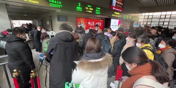 [국제]격리 폐지하자 여행객 급증…”춘제 기간 21억 명 이동”