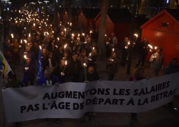 프랑스, 정년 2살 늦춘 연금안 발표…‘마크롱 리더십’ 시험대