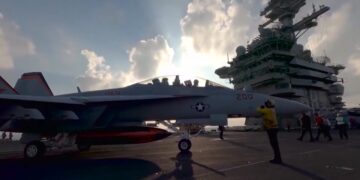 [국제]美 니미츠 항모전단 남중국해 진입 훈련 돌입…”中 군함 2척 따라붙어”