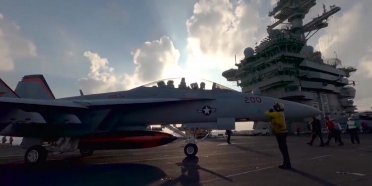 [국제]美 니미츠 항모전단 남중국해 진입 훈련 돌입…”中 군함 2척 따라붙어”