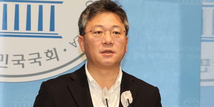 [정치]與, 친문 정책모임 ‘사의재’ 출범에 “염치 있다면 반성문부터 써라”