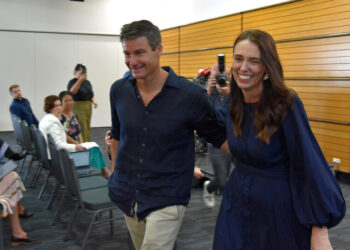 뉴질랜드 총리 “번아웃” 전격 사의…연인에 “이제 결혼하자”