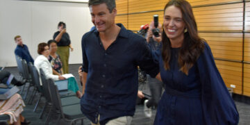 뉴질랜드 총리 “번아웃” 전격 사의…연인에 “이제 결혼하자”