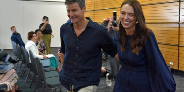 뉴질랜드 총리 “번아웃” 전격 사의…연인에 “이제 결혼하자”