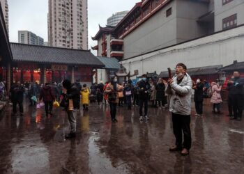 “중국 인구 80% 감염”인데…사망자는 43일간 7만2천명