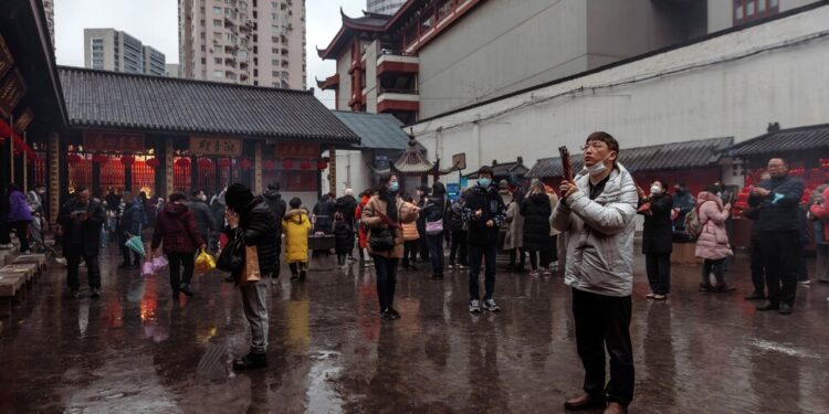 “중국 인구 80% 감염”인데…사망자는 43일간 7만2천명