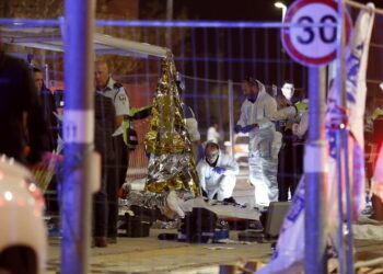 동예루살렘 유대교 회당에 권총 난사…적어도 7명 숨져