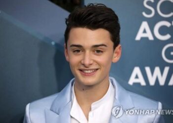 美 드라마 ‘기묘한 이야기’ 18세 배우, 동성애 커밍아웃