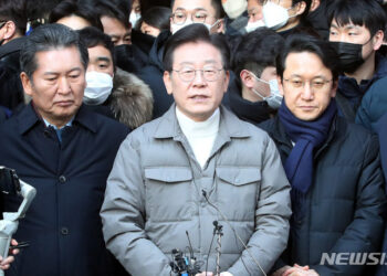 정청래, 이재명 檢출석에 “나오지 말란다고 안가나”…동행 촉구 :: 공감언론 뉴시스통신사 ::