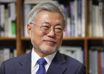 문 전 대통령 “국민 힘들게 만드는 정치 계속, 안타깝다”