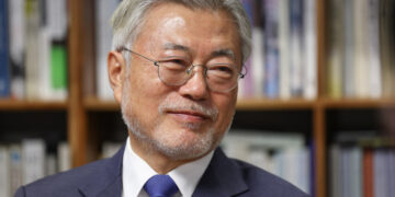 문 전 대통령 “국민 힘들게 만드는 정치 계속, 안타깝다”