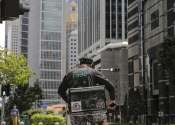 ‘현금 태우기’로 시장 장악한 배달앱, 아무것도 책임지지 않는다