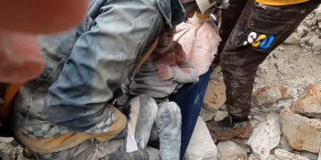 먼지 뒤집어쓴 작은 몸 곳곳엔 핏자국…얼마나 두려웠니 [포토]