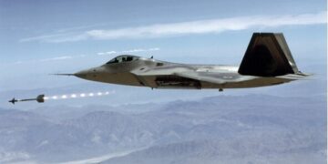 취미용 풍선에 40만달러 미사일 쏜 미국…“과잉대응 아니야”