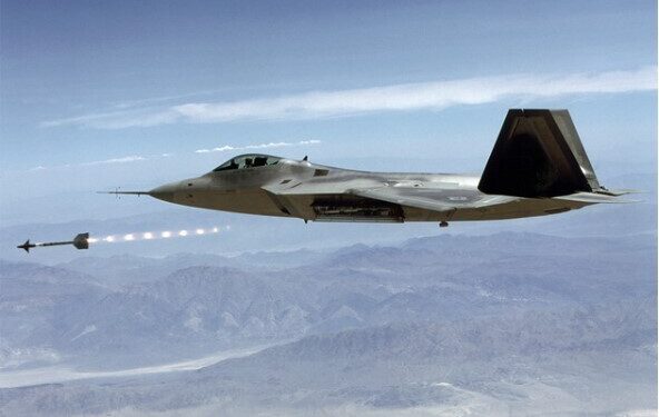 취미용 풍선에 40만달러 미사일 쏜 미국…“과잉대응 아니야”