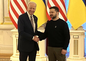 바이든, 우크라에 5억 달러 추가 군사지원…키이우 ‘깜짝 방문’