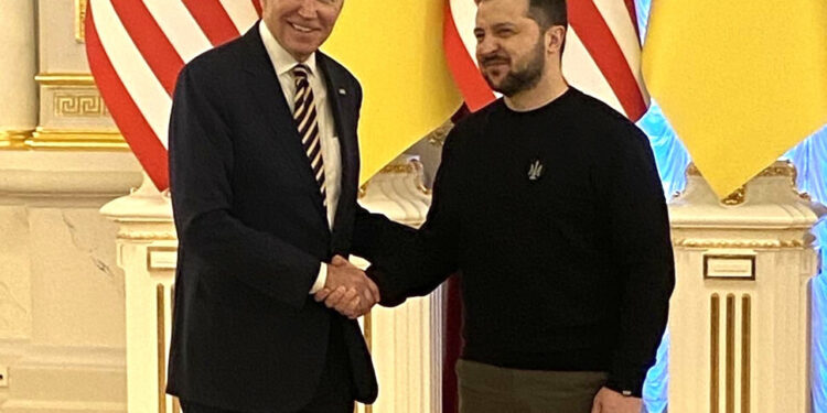 바이든, 우크라에 5억 달러 추가 군사지원…키이우 ‘깜짝 방문’