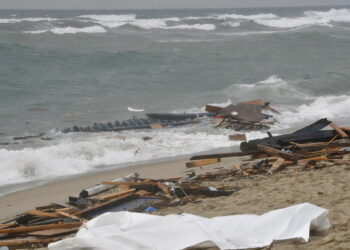 높은 파도 넘다가…이탈리아 해안서 난민 100여명 탄 배 침몰