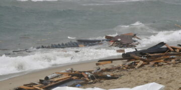 높은 파도 넘다가…이탈리아 해안서 난민 100여명 탄 배 침몰