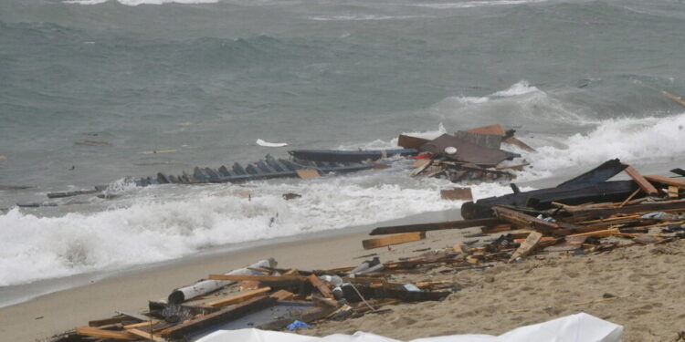 높은 파도 넘다가…이탈리아 해안서 난민 100여명 탄 배 침몰