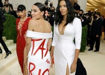 미개혁파 정치인이 자랑한 맞춤드레스, ‘부적절한 선물’로 결론