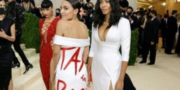 미개혁파 정치인이 자랑한 맞춤드레스, ‘부적절한 선물’로 결론