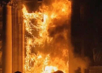 불타는 시청사…프랑스 연금개혁 반대 100만명 시위 [만리재사진첩]