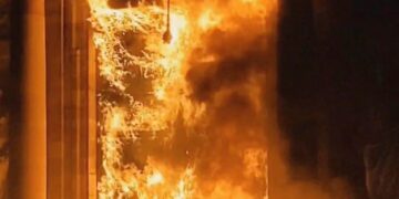 불타는 시청사…프랑스 연금개혁 반대 100만명 시위 [만리재사진첩]