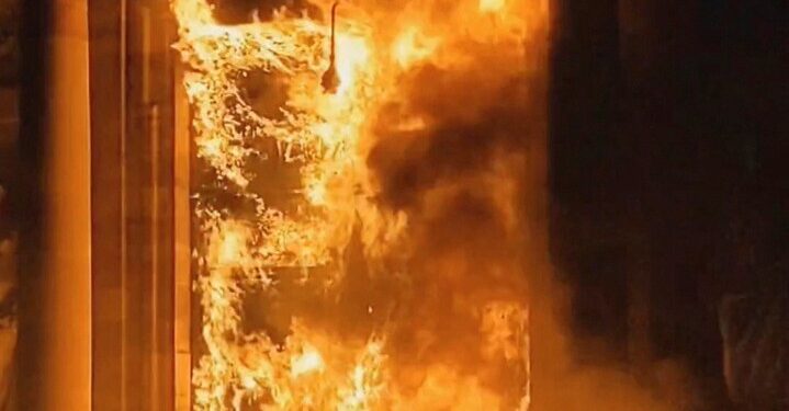 불타는 시청사…프랑스 연금개혁 반대 100만명 시위 [만리재사진첩]