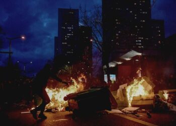 프랑스 정부 연금개혁 강행에…야당, 총리 불신임으로 맞불