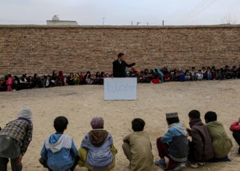 [포토] 맨 땅에서 자라나는 푸른 꿈…아프간 야외 교실