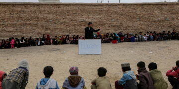 [포토] 맨 땅에서 자라나는 푸른 꿈…아프간 야외 교실