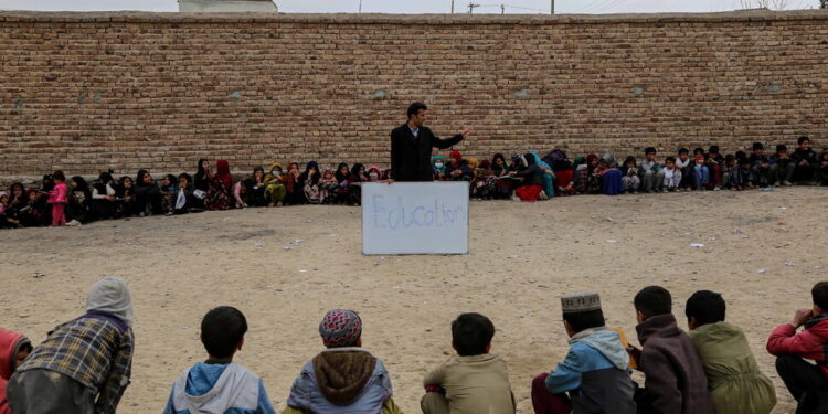 [포토] 맨 땅에서 자라나는 푸른 꿈…아프간 야외 교실