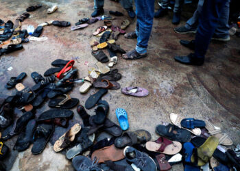 ‘경제난’ 파키스탄 구호품 배급소 인파 몰려…20여명 압사