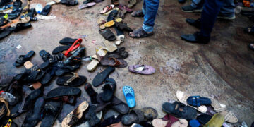 ‘경제난’ 파키스탄 구호품 배급소 인파 몰려…20여명 압사