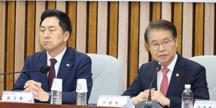 끝내 회계 자료 미제출 52개 노조 과태료…반발 속 현장 행정조사도