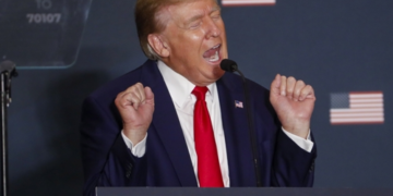 트럼프, 역사상 처음 범죄인 ‘머그샷’ 찍는 미국 전 대통령