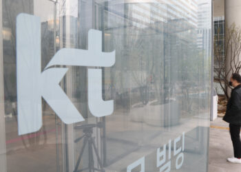 재선임 도전 KT 사외이사 후보 3인 동반 사퇴…주총 안건 폐기