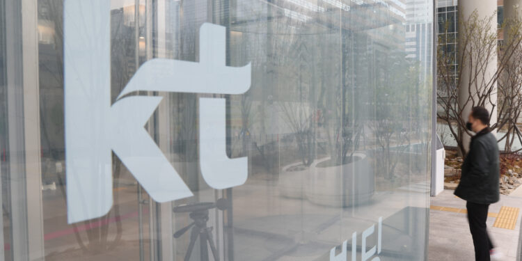 재선임 도전 KT 사외이사 후보 3인 동반 사퇴…주총 안건 폐기