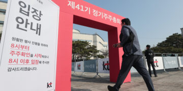 “정치권 낙하산 막아내자”…분노와 항의 속 KT 주총