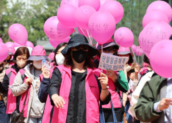 돌봄·급식 노동자들, 일손 놓은 이유는