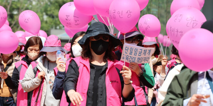 돌봄·급식 노동자들, 일손 놓은 이유는