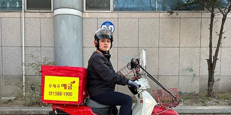 맨홀에 빠진 70대 할머니…오물 씻겨주며 구조한 집배원