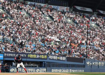 ‘개막 2연전 매진’ 잠실벌 뒤흔든 롯데