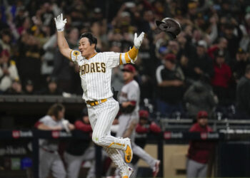 9회말 마법 같은 ‘끝내기 홈런’… 김하성 “아이 러브 유”