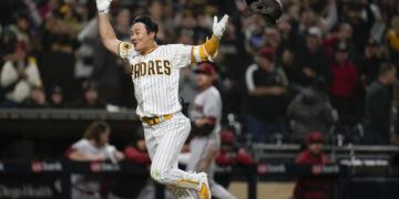 9회말 마법 같은 ‘끝내기 홈런’… 김하성 “아이 러브 유”