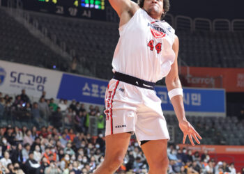 골밑 제압 현대모비스, 4강까지 딱 한 걸음