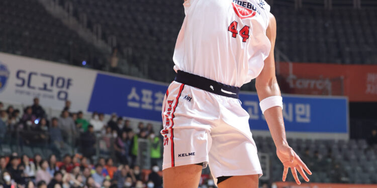 골밑 제압 현대모비스, 4강까지 딱 한 걸음