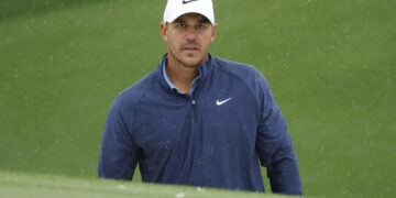 LIV 선봉장 켑카 마스터스 단독 선두… 우즈 23회 연속 컷 통과