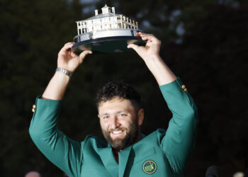 PGA 자존심 지킨 람, 첫 ‘그린 재킷’ 입었다